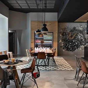 Moxy Lyon Airport Hotel Colombier-Saugnieu